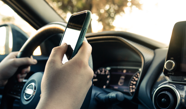 Trafikte Hikaye Atan ve Video Çekenler Ehliyeti Kaptıracak!