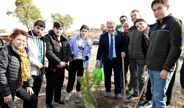 Anadolu Üniversitesi’nden Anlamlı Ağaç Dikme Etkinliği!