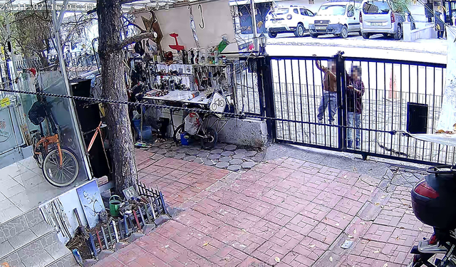 Eskişehir’de Bisiklet Çalan Çocuk Hırsızlar Kameraya Yansıdı