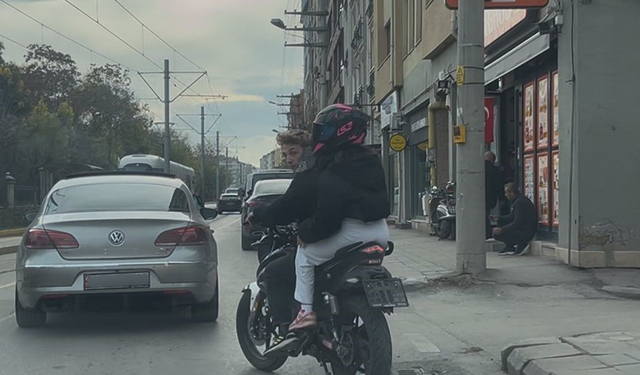 Eskişehir’de Kuralları Hiçe Sayan Motosikletli Tepki Çekti!