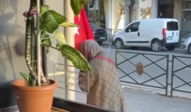 Eskişehir’de Yaşlı Kadının Bayrak Sevgisi Duygulandırdı!