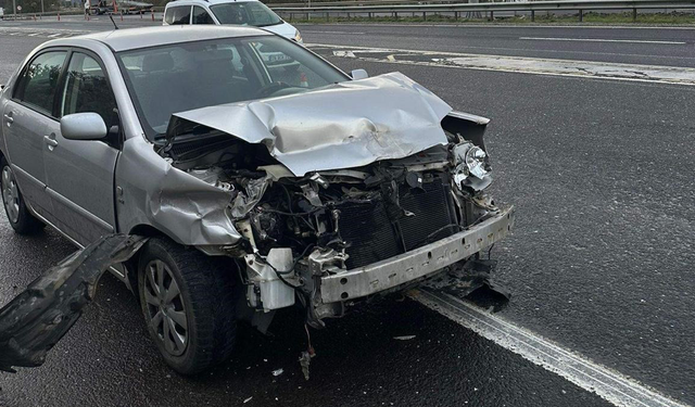 Eskişehir Yolunda Bariyerlere Çarpan Araçta 2 Kişi Yaralandı