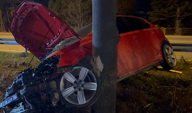 Eskişehir’de Feci Kaza! Ağaca Çarpan Sürücü Ağır Yaralandı!