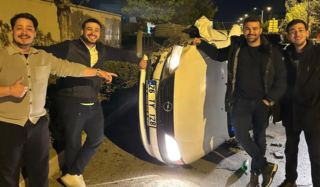 Eskişehir’de Kaza Yapan Araçla Poz Veren Gençler Tepki Çekti