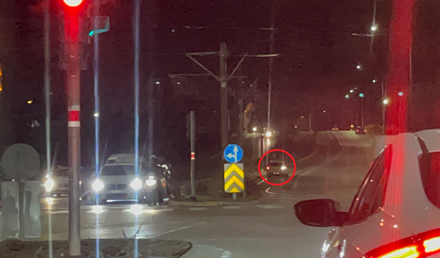 Eskişehir'de Tramvay Yoluna Giren Araç Adeta Kazaya Davetiye Çıkardı!