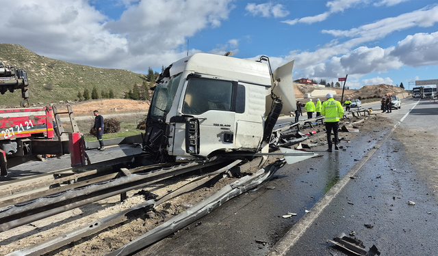 Eskişehir’deki Feci Tır Kazasında Ortalık Savaş Alanına Döndü!