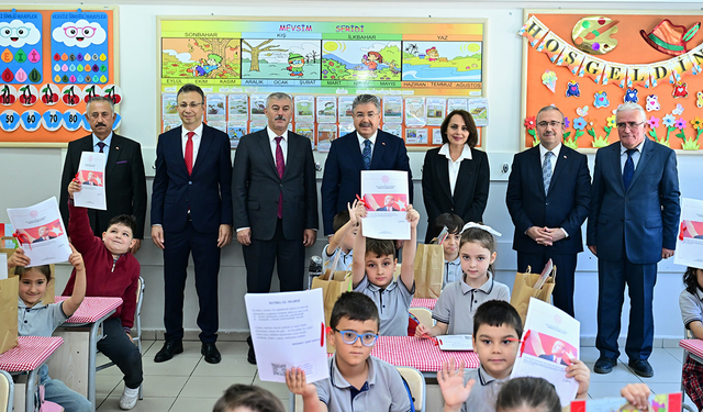 Eskişehir Valisi Yılmaz Öğrencilerin Karne Heyecanına Ortak Oldu!