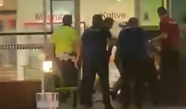 Havaalanında Panik Dolu Anlar! 4 Polis Bıçakla Yaralandı!