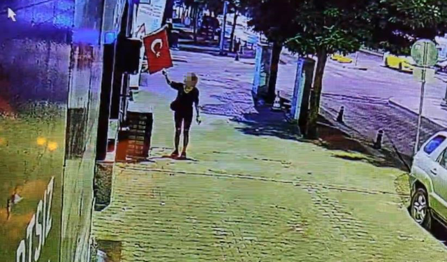 Türk Bayrağını Yakmaya Çalışan Şahıs Hakkında Yeni Gelişme!