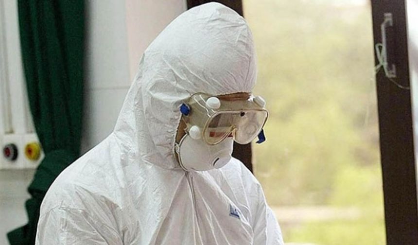 İstanbul Sultangazi’de bir kadın sabah saatlerinde evinde ölü bulundu. Eve gelen doktor kadının ölümünde korona virüs ihtimalini değerlendirdi. Hayatını kaybeden kadın özel kıyafetli personeller tarafından morga kaldırılırken, kadınla birlikte yaşayan 4 kişi tedbir amaçlı evde karantinada tutuluyor.