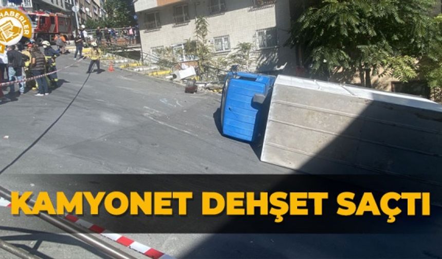 Şişli’de teslimat yapmak için yokuş yukarıya çıkan tekstil malzemesi yüklü kamyonet freninin boşalması sonucu kaymaya başladı. Kontrolden çıkan araç önce park halindeki iki otomobile ardından da internet dağıtım kutularına çarptı. Araçlardan biri bina boşluğuna düşerken, ortalığın savaş alanına dönüğü kazada devrilerek yan yatan kamyonetin sürücü hafif yaralı kurtuldu.