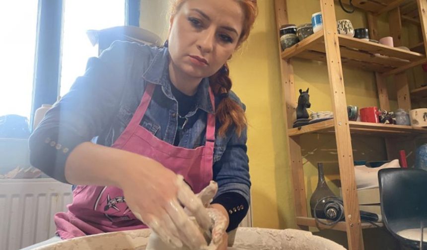 Cam Seramik Mühendisliğine ek olarak Güzel Sanatlar Seramik bölümü mezunu olan Çamoğlu aldığı bu iki eğitim sayesinde kendi reçetelerini ve ARGE sürecini en iyi şekilde yaptığını gösterdiği başarılı çalışmalarıyla ortaya koyuyor.