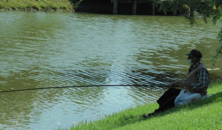 Bu çerçevede hem sınavın hem de sabah saat 09.30 ilâ 15.00 arasında uygulanan sokağa çıkma kısıtlamasının sona ermesiyle birlikte vatandaşlar parkları doldurdu.