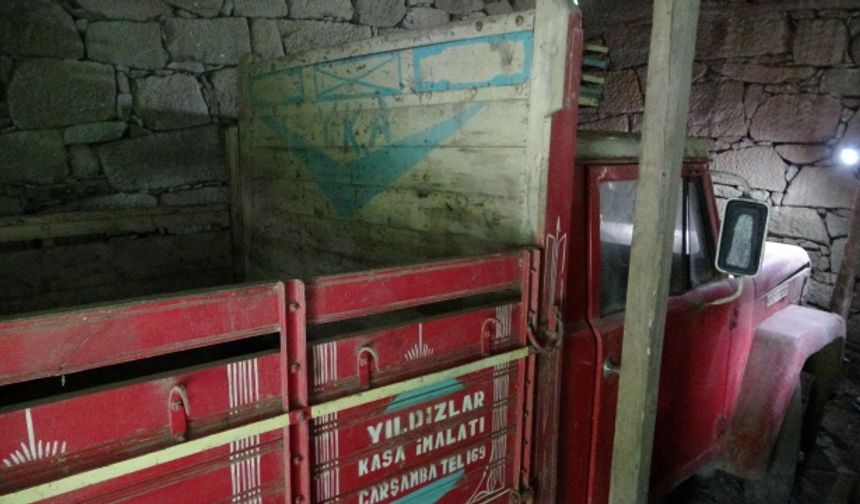 Yolun üst yamacındaki girişi ve çıkışı olmayan garajda 42 yıldır duran 9 bin kilometredeki kamyonet antika olarak satılmak isteniyor.
