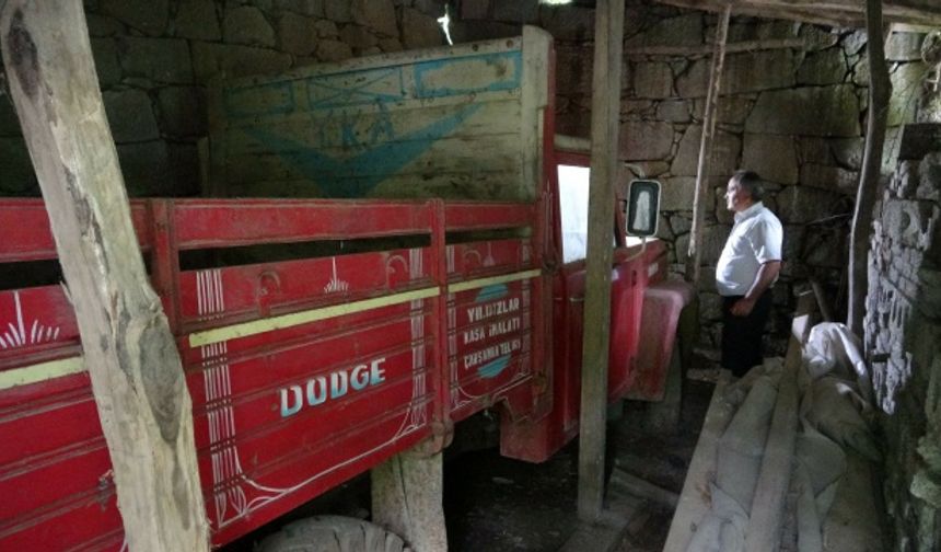 Trabzon&#039;un Şalpazarı ilçesindeki Geyikli mahallesinde yaşayan Muhammet Gören (81), 1975 yılında sıfır kilometrede bir kamyonet satın aldı.
