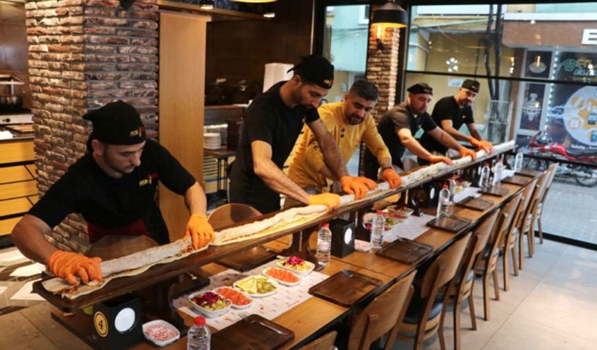 Adana’da bir tavuk dönerci, 5 kişinin sarabildiği 5 metrelik ’piton döner’ ile farklı lezzet arayanların akınına uğruyor. Dönerci Mehmet İkram Taş, hedefinin Guinness Rekorlar Kitabı&#039;na girmek olduğunu söyledi.
