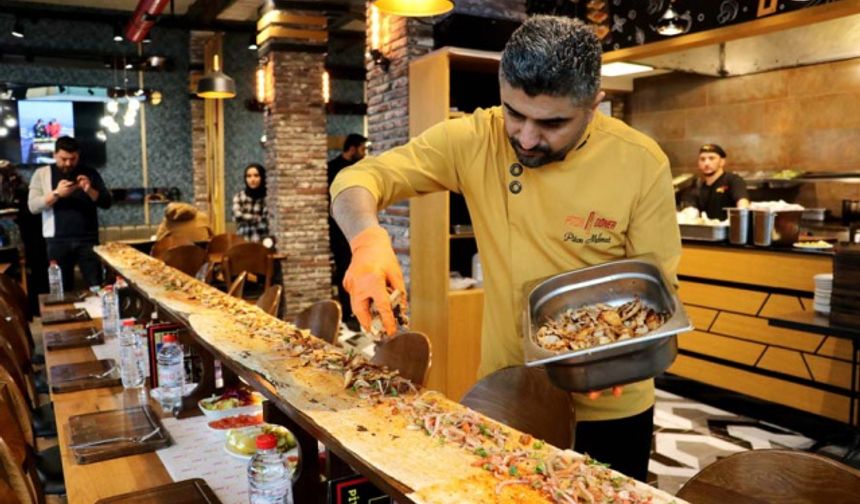 Ailesinden devraldığı mesleği 20 seneden fazla süredir devam ettiren Mehmet İkram Taş, yenilik yapmak adına 30 cm dönerlerin haricinde 1,5 metrelik döner yapmaya karar verdi.
