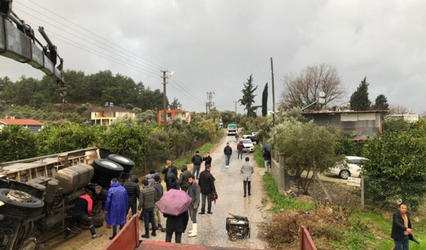 Şans eseri kimsenin burnunun bile kanamadığı kazada, kamyonun üzerindeki süt tankında bulunan 15 ton sütün 7 tonu döküldü.