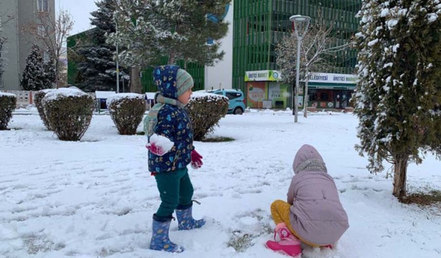 Cadde, sokak ve parkları beyaza bürüyen kar yağışı güzel görüntüler oluştururken çocuklar karın sevincini yaşadı.