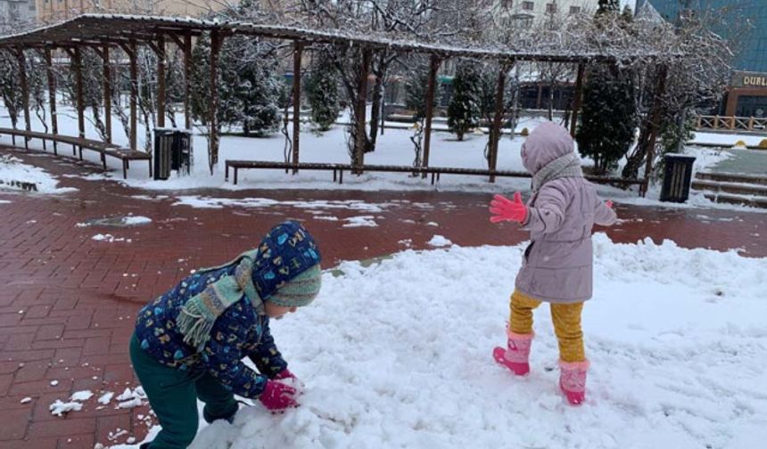 Eskişehir’de şehir merkezini beyaza bürüyen kar yağışının tadını çocuklar çıkardı.