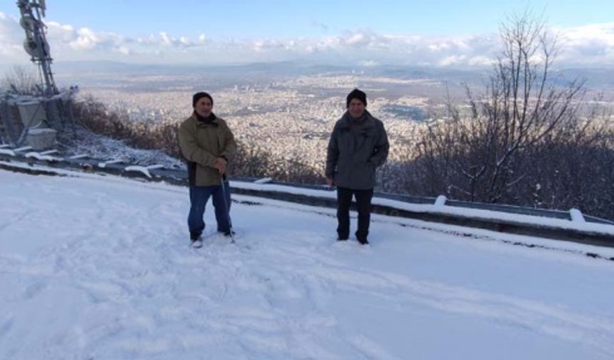 Bursa şehir merkezinde güneşli ve yaz gibi bir hava yaşanırken, 3 kilometre uzaklıktaki Zeyniler köyünün köy yolları kardan kapandı.