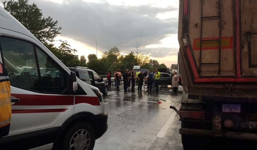 Kaza, TEM Otoyolu Sakarya geçişi Sapanca gişeleri mevkiinde meydana geldi.