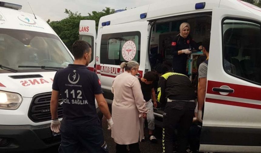 Edinilen bilgiye göre, İstanbul istikametinde ilerlemekte olan bir araç yağışın da etkisiyle sürücüsünün direksiyon hakimiyetini kaybetmesi neticesinde bariyerlere çarptı.