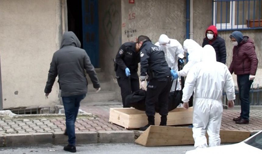 Kadının korona virüs taşıyıp taşımadığı ise yapılan testlerin ardından belli olacak.
Olay, Sultangazi Esentepe Mahallesi’nde sabah saatlerinde meydana geldi. İddiaya göre, yaklaşık 1 haftadır grip şikayeti bulunan 42 yaşındaki kadın yatağında ölü bulundu.