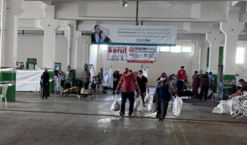 Tepebaşı Belediyesi her yıl olduğu gibi bu Kurban Bayramı’nda da kent halkı için hazırladığı kurban kesim alanı ile vatandaşlara sorunsuz bir bayram ortamı sundu.