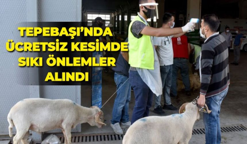 Tepebaşı Belediyesi’nin kurban kesim alanında vatandaşlara ücretsiz hmet verilirken, koronavirüs tedbirleri de sıkı şekilde uygulandı.