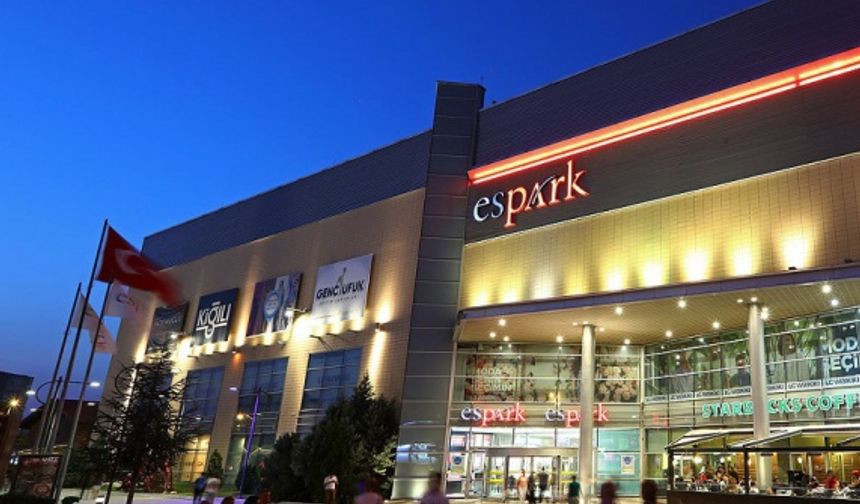 Espark Alışveriş Merkezi&#039;nde de uzun süredir mağazalar kapalı bulunuyordu ve sadece içinde bulunan Migros ve eczane açıktı. Konuyla ilgili görüştüğümüz ESPARK AVM Müdürü Berkay Damgacı, &quot;11 Mayıs&#039;tan itibaren bazı mağazalarımız açılacak, bazıları açılmayacak. Mağazalarımızla görüşmelerimiz sürüyor, açık olacak mağazalarımızı pazartesi günü duyuracağız. AVM&#039;miz aynı şekilde açık olmaya devam edecek&quot; dedi.
