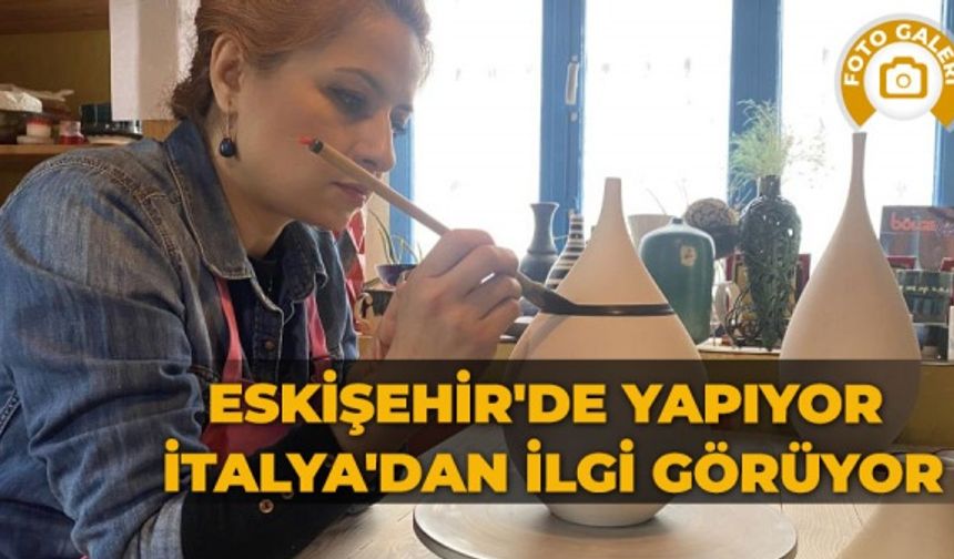 Eskişehir’de ‘Raku’ sanatçısı Sema Çamoğlu tarafından yapılan eserleri fark eden İtalyan sanat severler kısa sürede yoğun ilgi göstermeye başlayıp, çok sayıda sipariş verdi.
Türkiye’de az sayıda sanatçı tarafından yapılan ve tarihi 16’ncı yüz yıla dayanan ‘Raku’ sanatı yurt dışında bulunan sanat severlerin ilgisini çekmeyi başardı. Alternatif redüksiyon pişirim yöntemi ile yapılan Raku sanatı göz alıcı renklerde seramik eserler ortaya çıkarıyor. Bin derecede pişirilen sırlı seramik ürün redükte olabilmesi için olgunlaşma sıcaklığındayken özel maşalarla alınıp yanıcı malzemelerin olduğu bir varile konuluyor ve kapağı kapatılıyor. Havasız kalan ürün anlık dokular, renkler ve patlamalar ile bezeniyor.