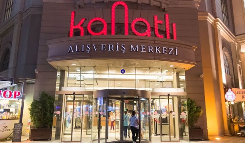 Eskişehir&#039;de Kanatlı Alışveriş Merkezi, koronavirüsü salgını sonrasında 25 Mart&#039;tan bu yana kapılarını kapatma kararı almıştı. EskisehirHaber.com&#039;un görüştüğü, Kanatlı Alışveriş Merkezi AVM Genel Müdürü Zehra Kutlu,  11 Mayıs itibariyle de açılmama kararı aldıklarını belirterek, &quot;Şu anda toplum sağlığı açısından açılmanın uygun olmadığını düşünüyoruz, bu nedenle kapılarımızı henüz açmayacağız. İleriki tarihlerde Cumhurbaşkanımız Erdoğan&#039;ın belirleyeceği programa göre bir açılma tarihi belirleyeceğiz&quot; dedi.