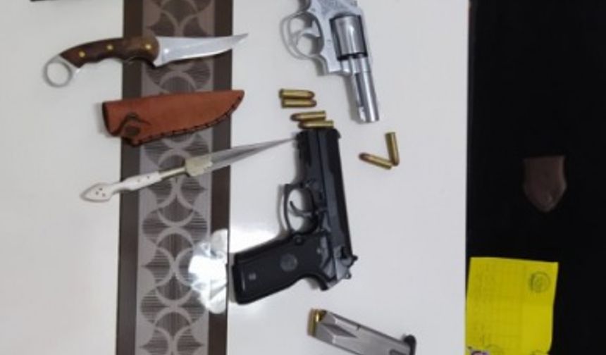 Edinilen bilgilere göre, Ankara&#039;dan Antalya&#039;ya yerleşerek lüks bir ofis tutup, sözde lüks oto ve yat ticaretine başlayan çete üyeleri, onlarca zengin iş adamı ve vatandaşı dolandırdı. Dolandırıcıların lüks otomobiller ve yatlar için alıcıymış gibi pazarlık yaparak, yüklü miktar miktarda kapora verip güven kazanmaya çalıştıkları, böylece aldıkları araçların tescillerini kendi üzerlerine geçirdikleri belirlendi. Kaparo haricinde geriye kalan parayı ise ödemeden ortadan kayboldukları ve verdikleri çeklerin de karşılıksız çıktığı belirlendi.