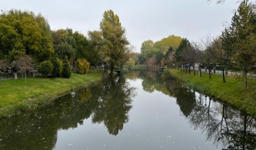 Eskişehir&#039;de Porsuk Çayı kenarında sonbahar manzarası
