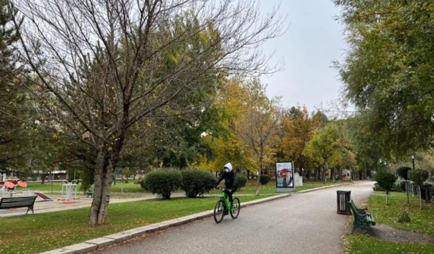Yürüyüş yapmayı ve bisiklet sürmeyi tercih edenler sonbaharın keyfini parklarda çıkarıyor