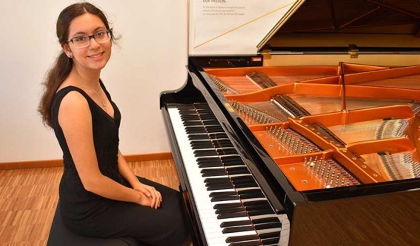 15 yaşındaki Piyanist Ayşe Cemre Ağırgöl'den büyük başarı