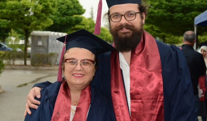 Anne ve oğlu birlikte mezuniyet sevinci yaşadı