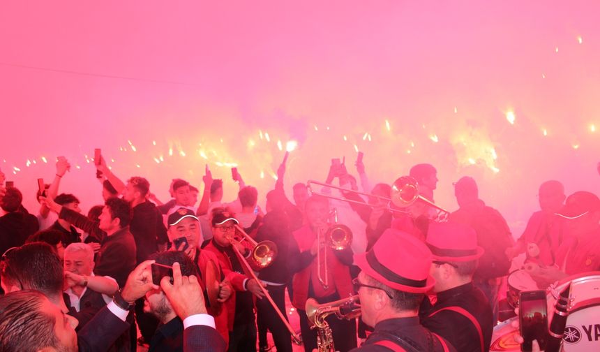 Eskişehirspor taraftarlarından Porsuk'ta muhteşem kutlama