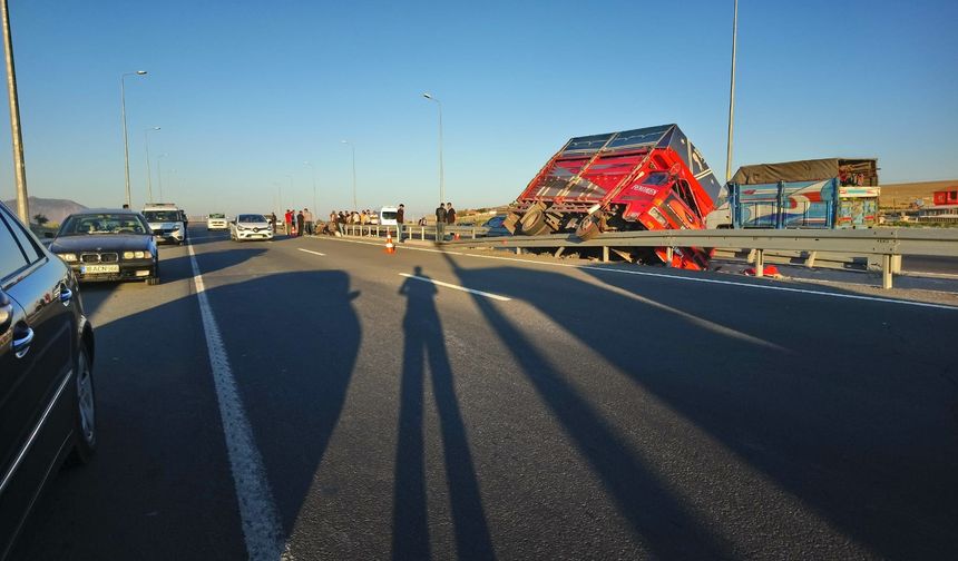 Edinilen bilgiye göre, Kuzey Çevre Yolu’nda meydana gelen trafik kazasında, İbrahim Oruç yönetimindeki 38 AT 595 plakalı kamyonet, yoldan çıkarak bariyerlere çarptı.