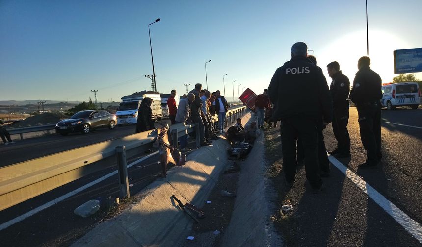 Kayseri’de kamyonetin bariyerlere çarparak su kanalına yatması sonucu araçtan fırlayan sürücü öldü, kardeşi de ağır yaralandı.