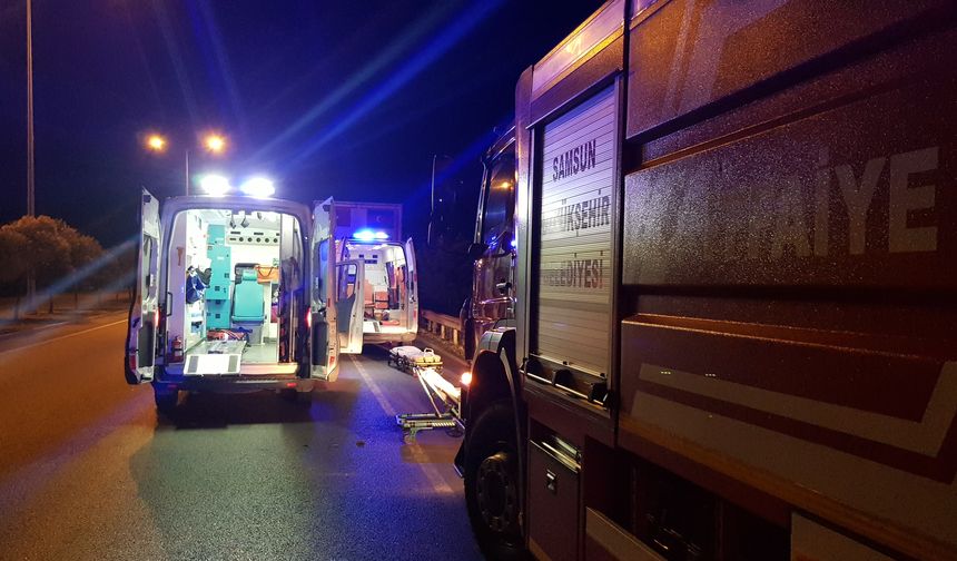 Samsun’da kontrolden çıkan hafif ticari araç bariyere çarparak takla attı. Kazada 2 kişi öldü, 3 kişi yaralandı.