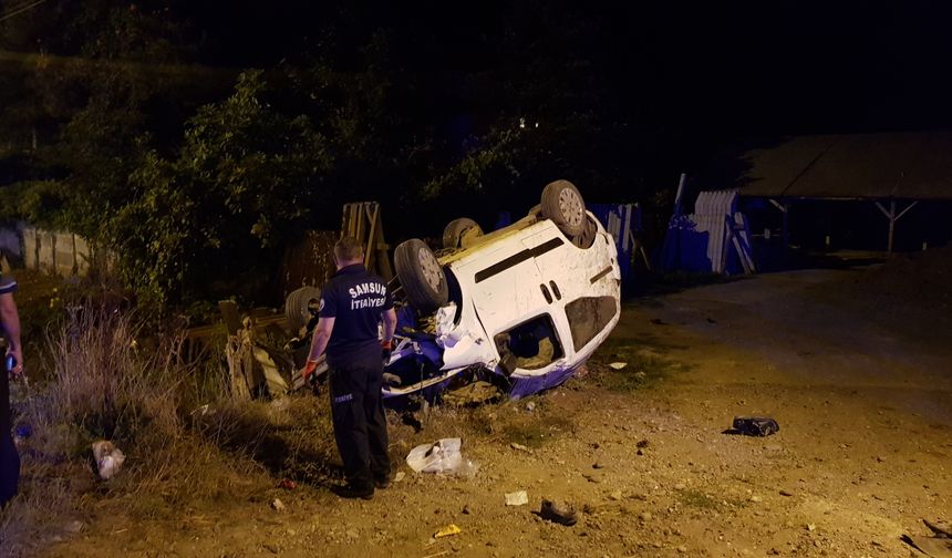 Olay, Samsun’un Terme ilçesi Söğütlü mevkiinde saat 02.30 sıralarında meydana geldi. Alınan bilgiye göre, Samsun-Ordu karayolunda seyir etmekte olan Serkan A. idaresindeki 54 B 9175 plakalı hafif ticari araç, sürücüsünün direksiyon hâkimiyetini kaybetmesi sonucu yol kenarında bulunan demir bariyerlere çarparak takla attı.