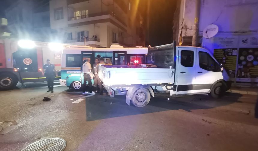 Çarpışmanın etkisiyle her iki araçta savrularak sokakta bulunan aydınlatma direğine çarparken, kazayı gören vatandaşların ihbarı üzerine adrese polis, 112 Acil Sağlık ve 110 ekipleri sevk edildi.