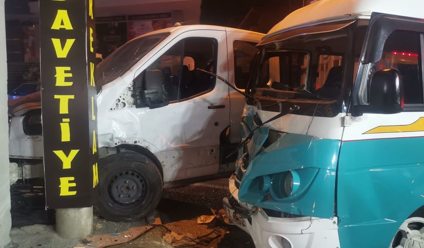 İzmir’in Buca ilçesinde yolcu dolmuşu ile kamyonetin karıştığı kazada 12 kişi yaralandı. Hastanelere kaldırılan yaralılar tedavi altına alındı.
