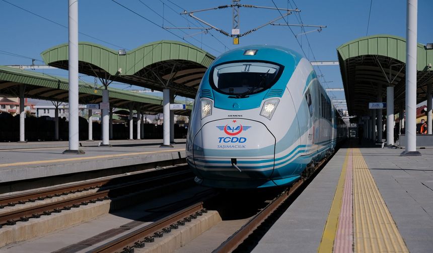 İşte 15 Ekim 2023 tarihi ile güncel fiyatlar şu şekilde;
İSTANBUL (HALKALI) – ESKİŞEHİR HIZLI TREN FİYATLARI
Eskişehir – İstanbul (Halkalı) bilet fiyatı 320 lira olarak satılıyor.
2022 yılının son aylarında 170 liraydı.