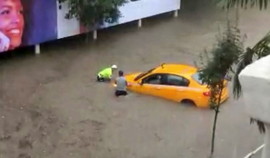 Kahraman polis; Suya girip taksiciyi kurtardı