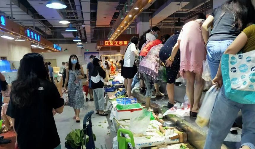 Çin'de halk marketlere hücum etti!