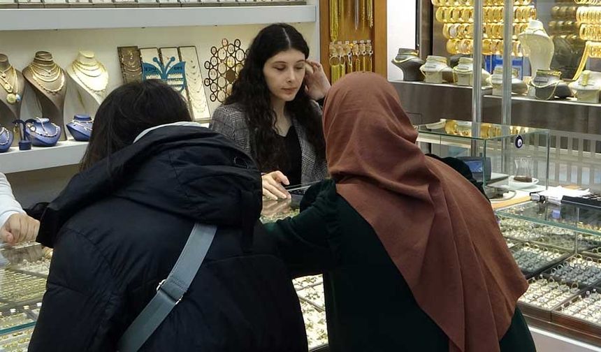 Yatırımcısına yeni yılın ilk gününden bu yana yaklaşık yüzde 10 kazandıran gram altın, Kapalıçarşı'da bin 187 liradan, çeyrek altın bin 947 liradan, tam altın 7 bin 758 liradan satılıyor.