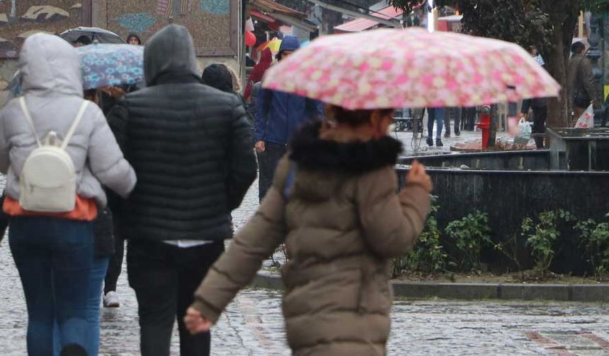 Akşam ve gece saatlerinde Eskişehir, İnönü, Seyitgazi, Han, Kütahya, Domaniç, Aslanapa, Altıntaş, Dumlupınar, Bozüyük ve Pazaryeri çevrelerinde hafif yağmur görüleceği tahmininde bulunuldu. Yarın (Cuma) ise Bursa, Bilecik, Kütahya illeri genelinde, Eskişehir, İnönü, Sarıcakaya ve Mihalgazi çevrelerinde yağışlar beklenmektedir.